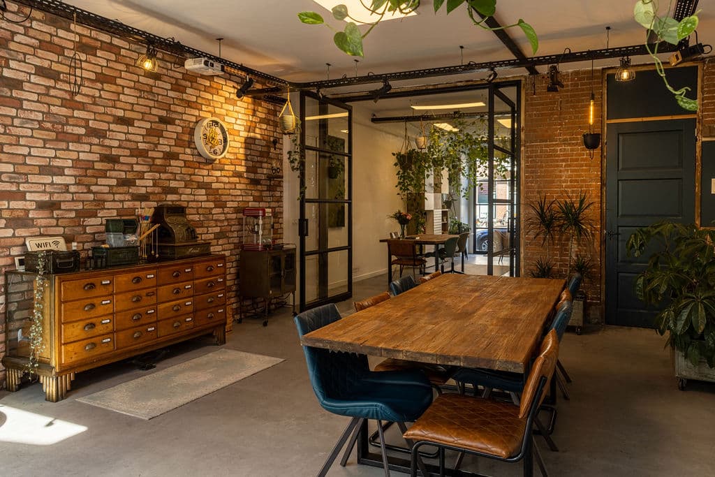 DeCreatie met grote tafel bij de brickwall