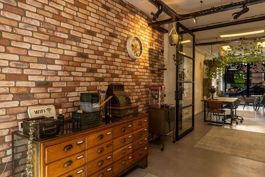 Brickwall met klok en ladekast in DeCreatie