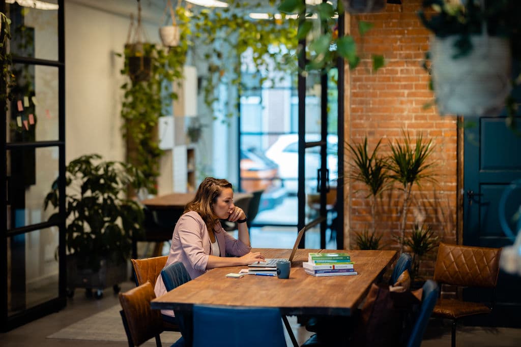 Werken aan tafel in DeCreatie