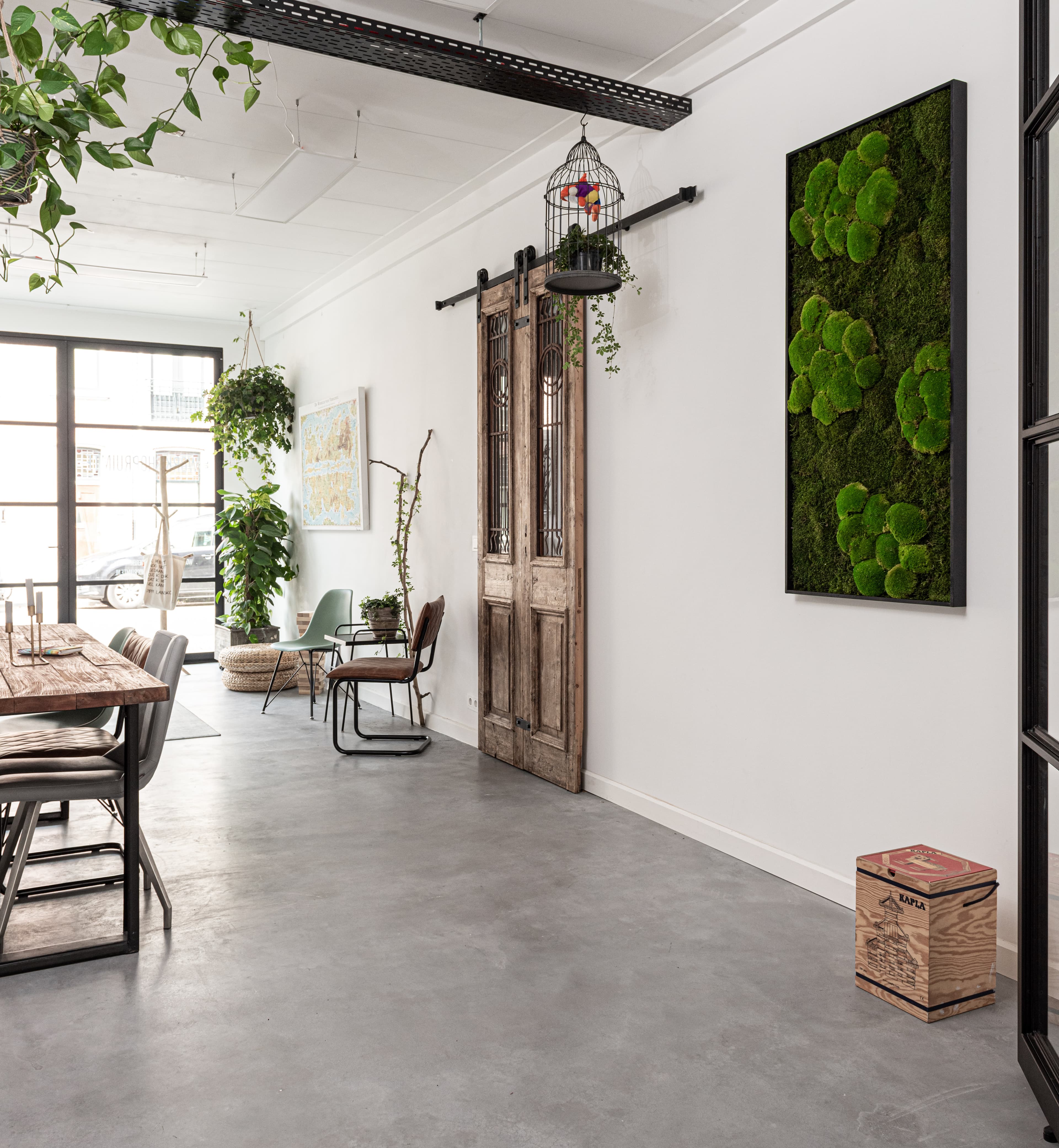 DeVergadering met mosschilderij en antieke deuren